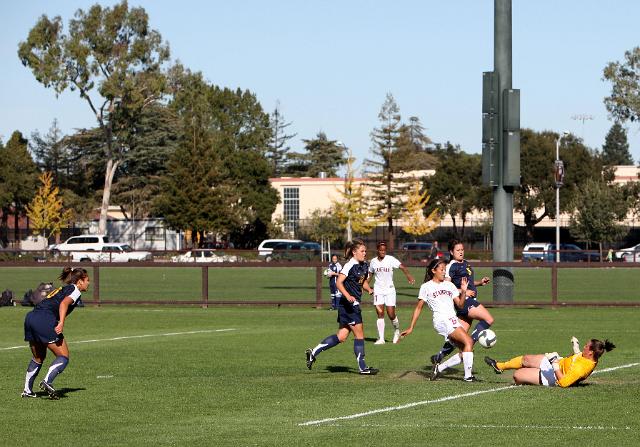 Stanford-Cal Womens soccer-029.JPG - 2009 NCAA Women's Soccer, Cal at Stanford.